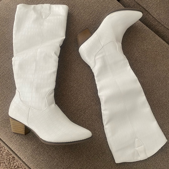 White cowboy boots - Picture 2 of 2
